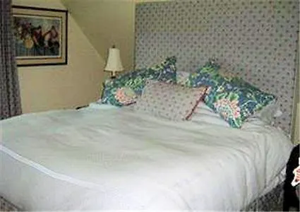 Tudor Cottage Oak Bay 0*,